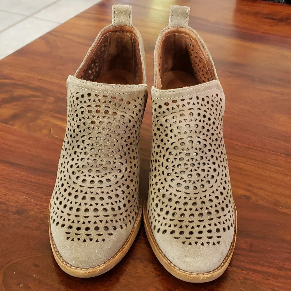 JEFFREY CAMPBELL Rosalee Suede Ankle Booties Taupe Greige Almond Toe Size 7.5 - Picture 11 of 15